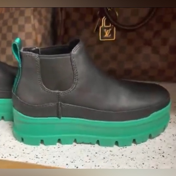 New UGG Waterproof Leather Booties with wool lining 894mn - Picture 10 of 11